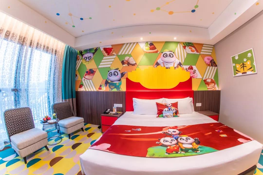 住熊猫酒店就是一次童话次元大冒险 酒店客房均配备儿童浴袍,拖鞋