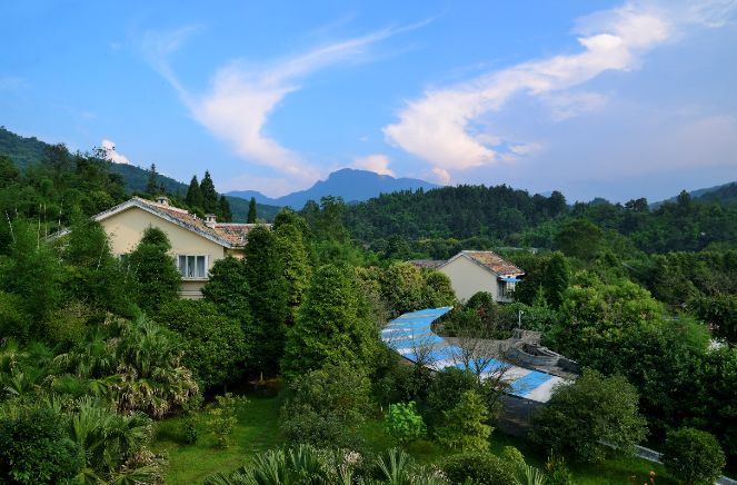 雅安周公山梦温泉酒店 雅安周公山梦温泉酒店是由一栋主体综合建筑